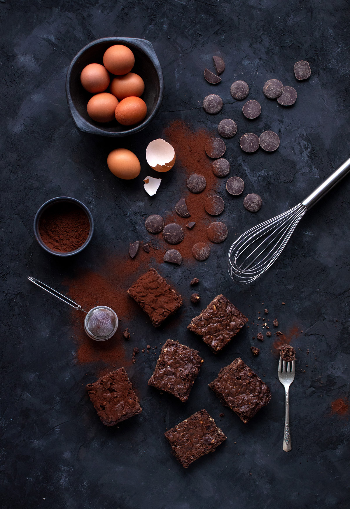 Fotografía flatlay de ingredientes y preparación de brownies con maní y cornflakes