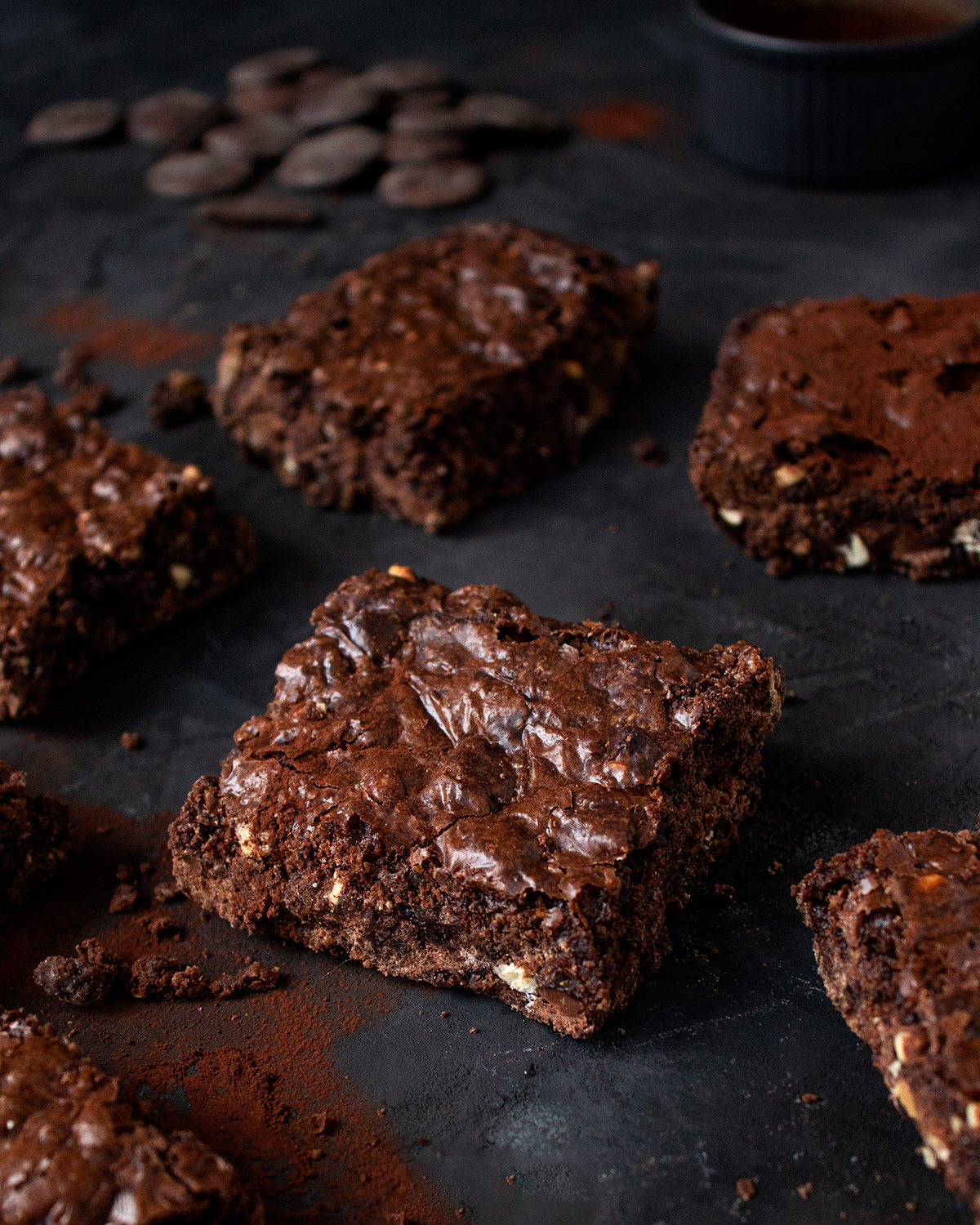 Fotografía de brownies con maní y cornflakes, estilo dark and moody