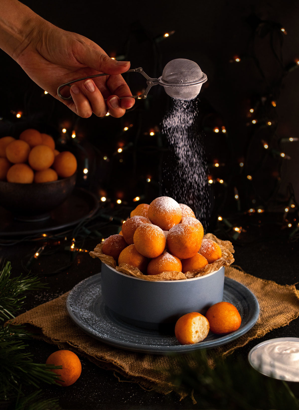 Fotografía de buñuelos colombianos con lluvia de azúcar pulverizada