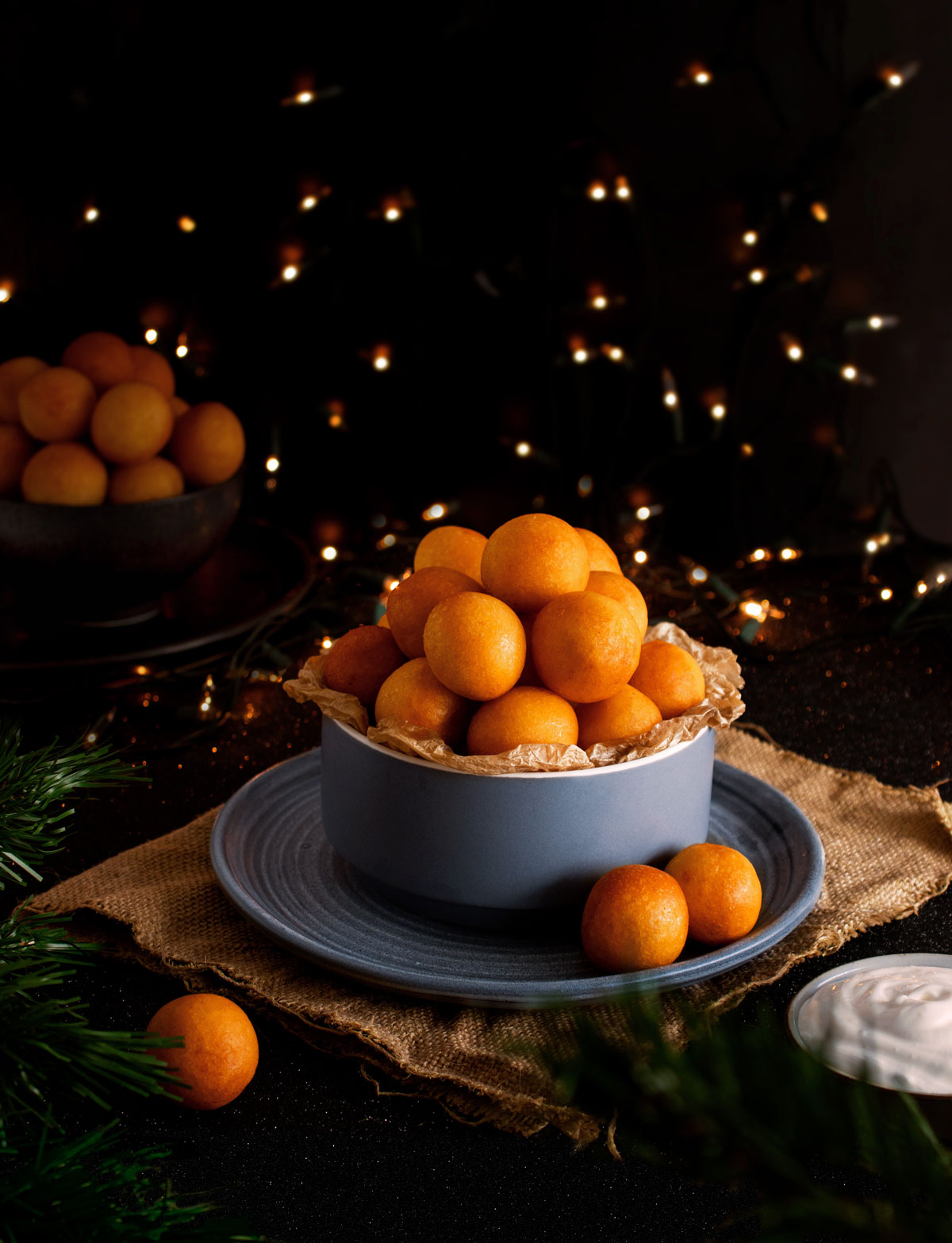 Fotografía buñuelos colombianos, estilo dark and moody