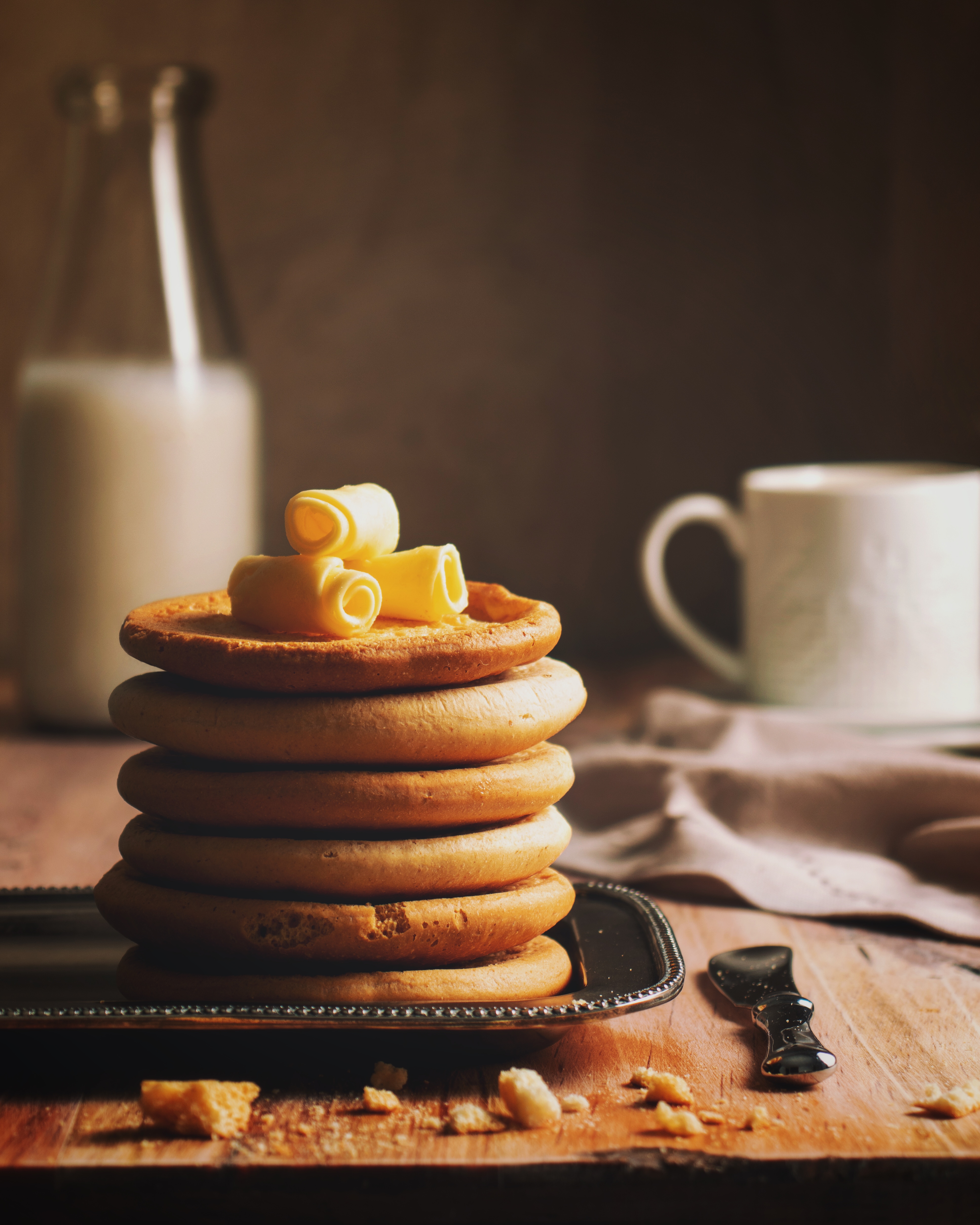 fotografía de calados colombianos con mantequilla, estilo dark and moody