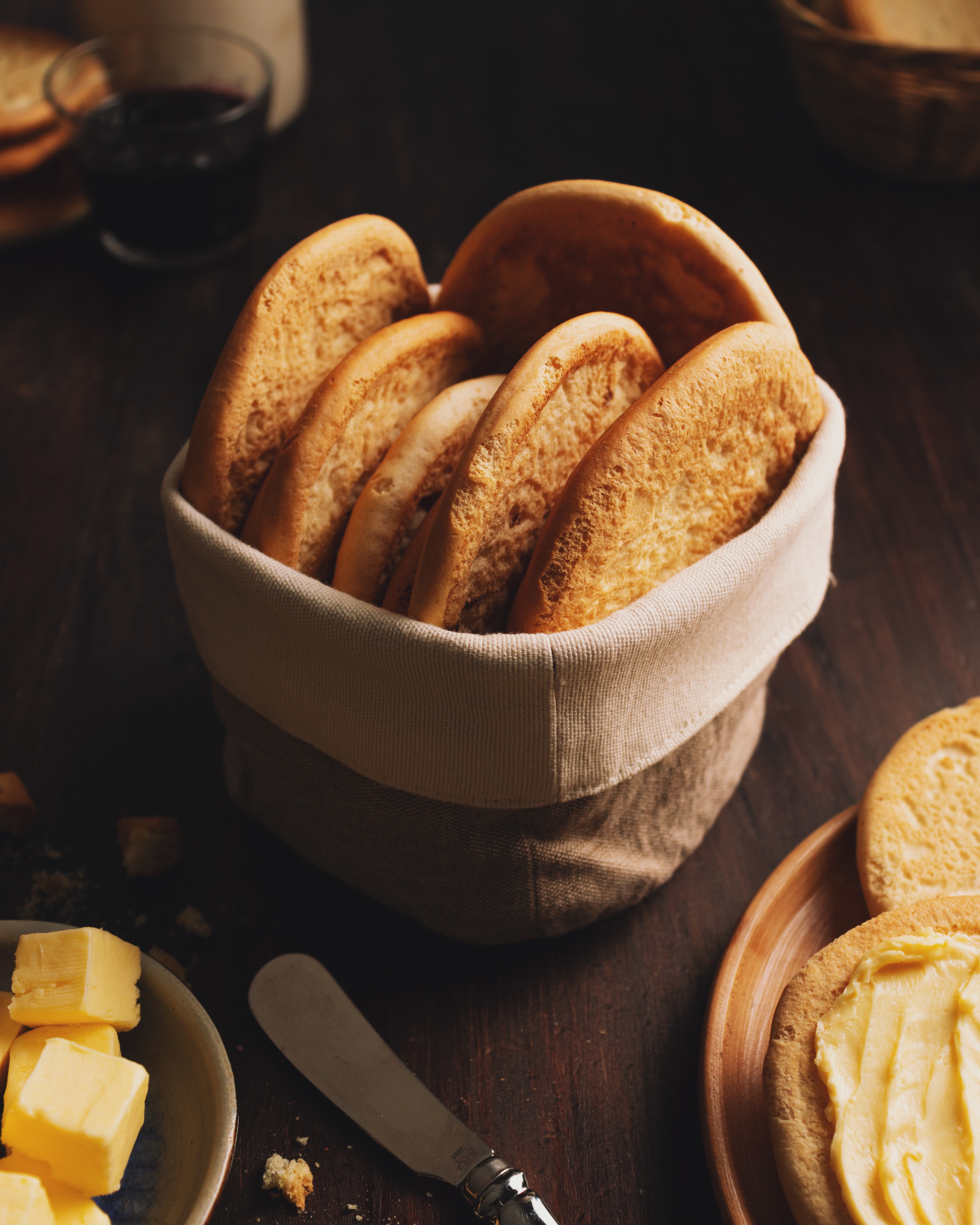 fotografía de calados colombianos dentro de panera, estilo dark and moody