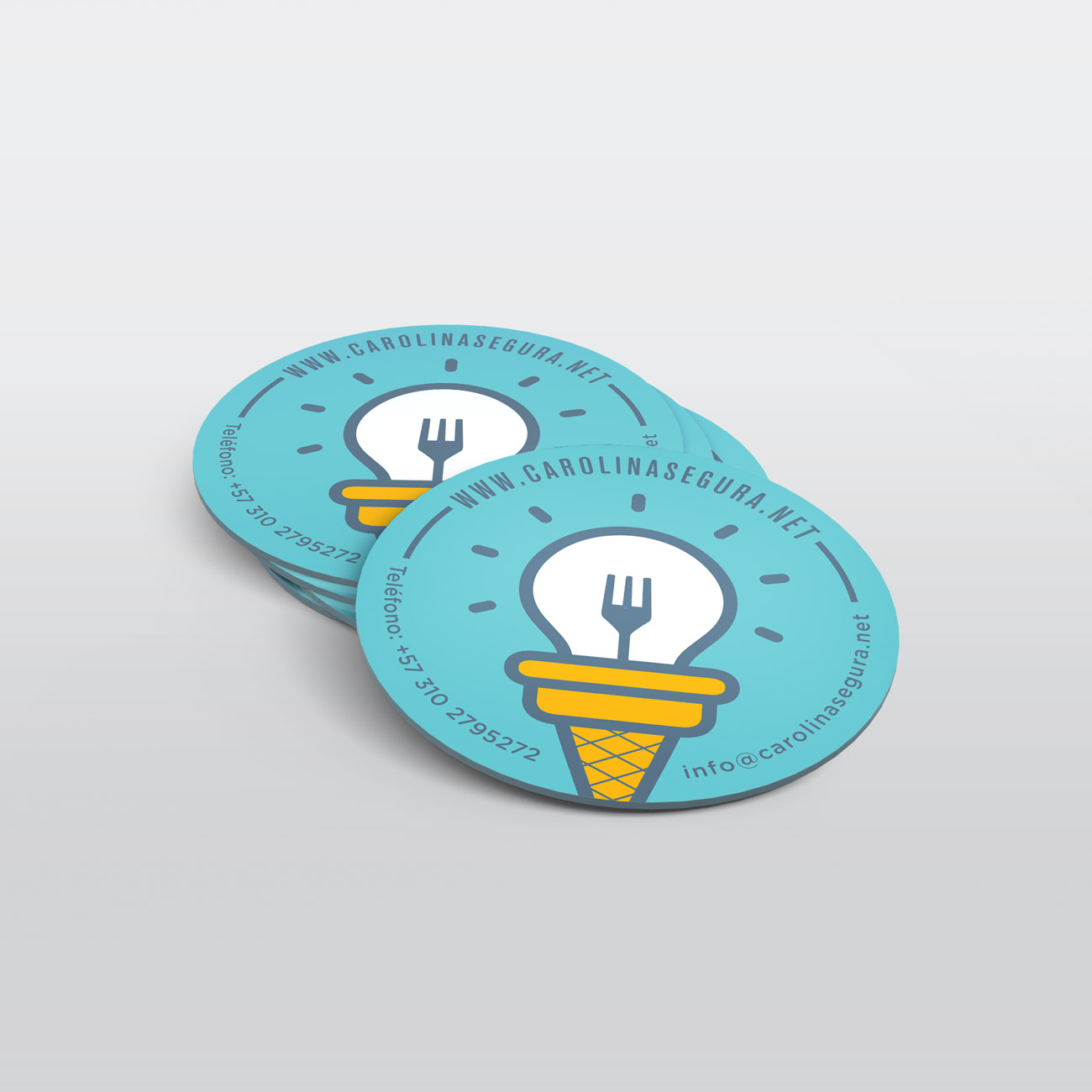 Diseño de tarjetas de presentación en portavasos para Carolina Segura - Food & Visual Designer