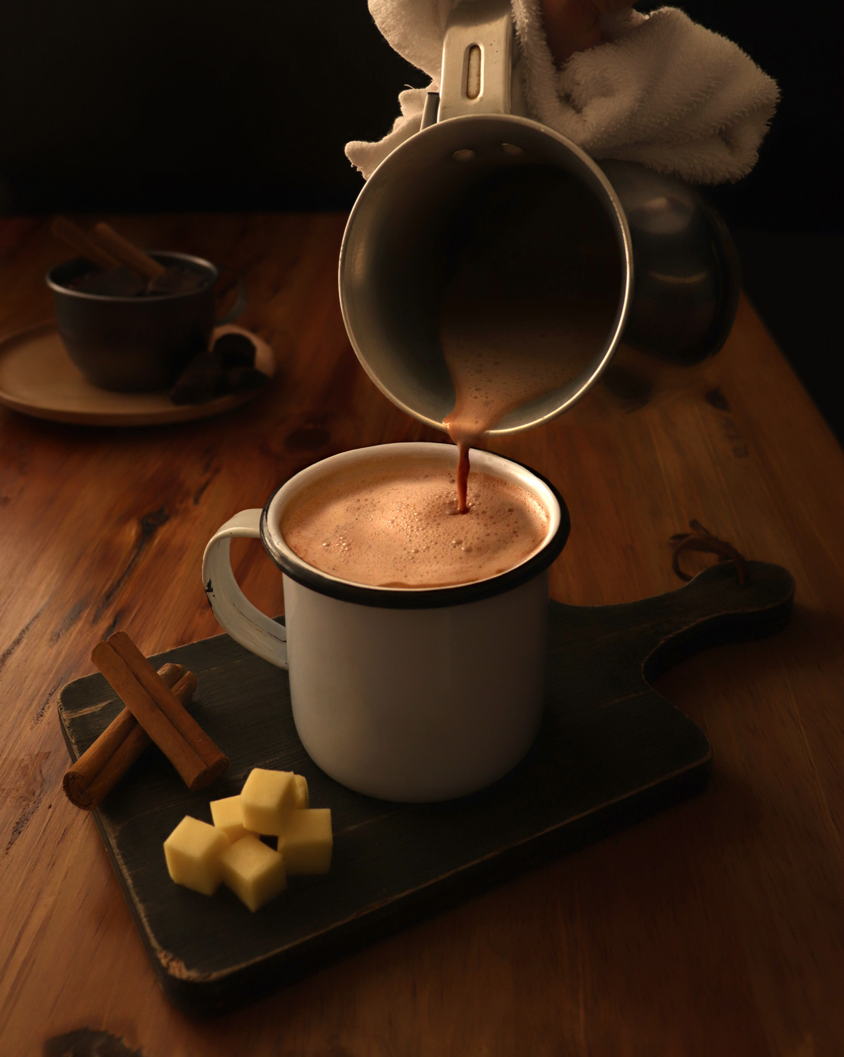 Fotografía de chocolate caliente con queso al estilo colombiano