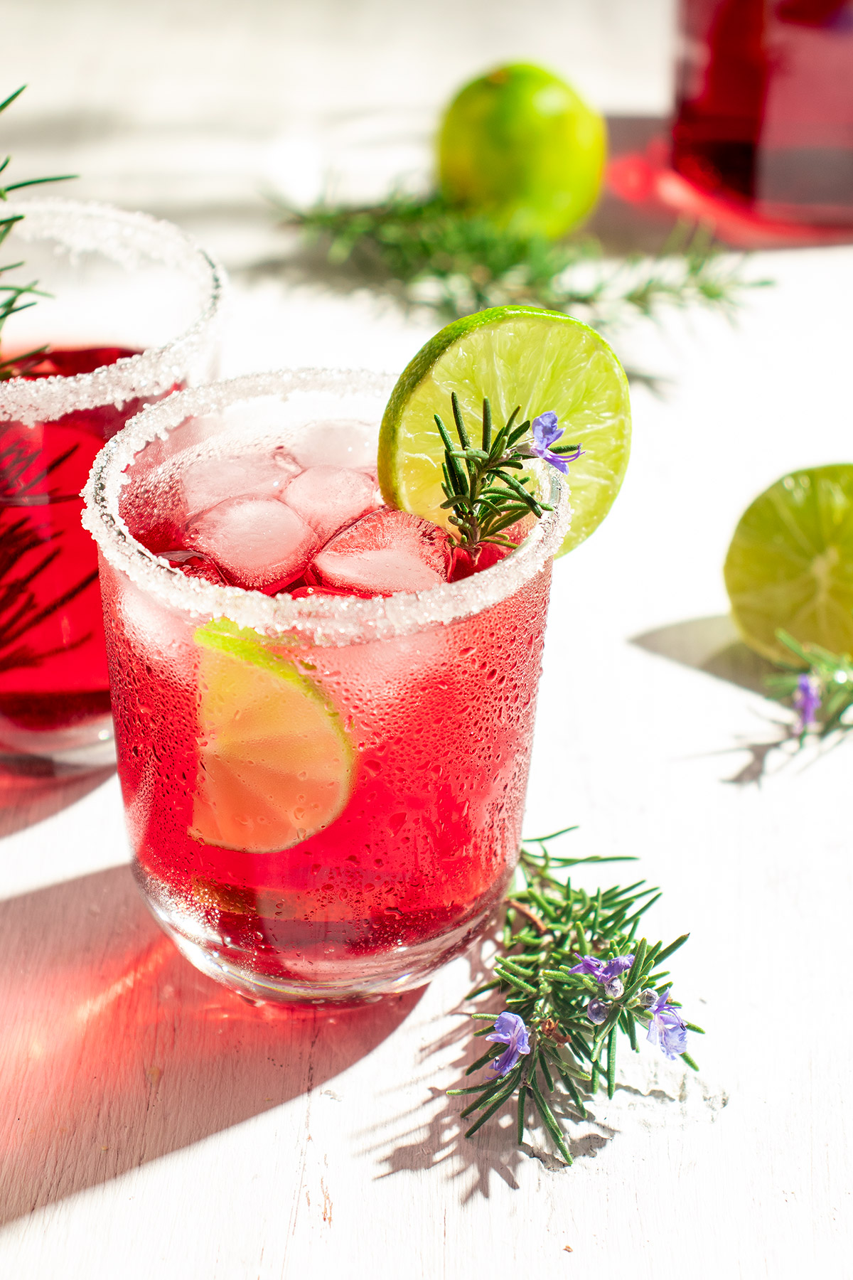 Fotografía de gin tonic navideño verde y rojo, con luz dura