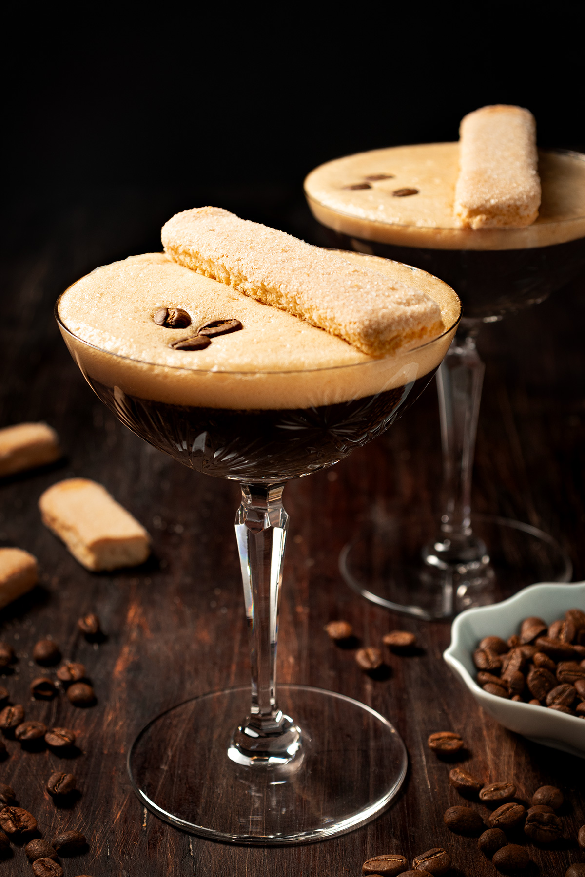 Fotografía de un espresso martini en escena oscura