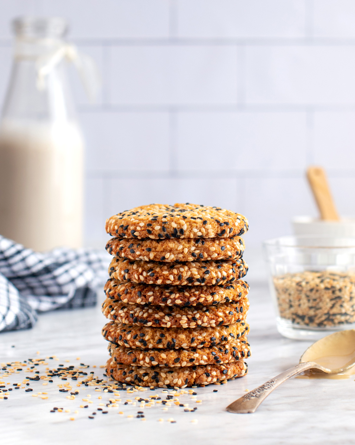 fotografía de galletas de tahini y ajonjolí, estilo bright and airy