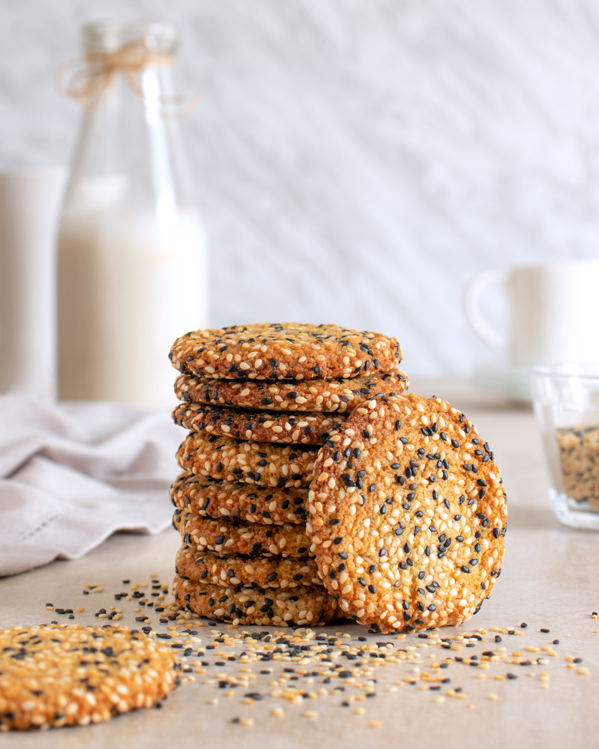 fotografía de galletas de tahini y ajonjolí, estilo bright and airy