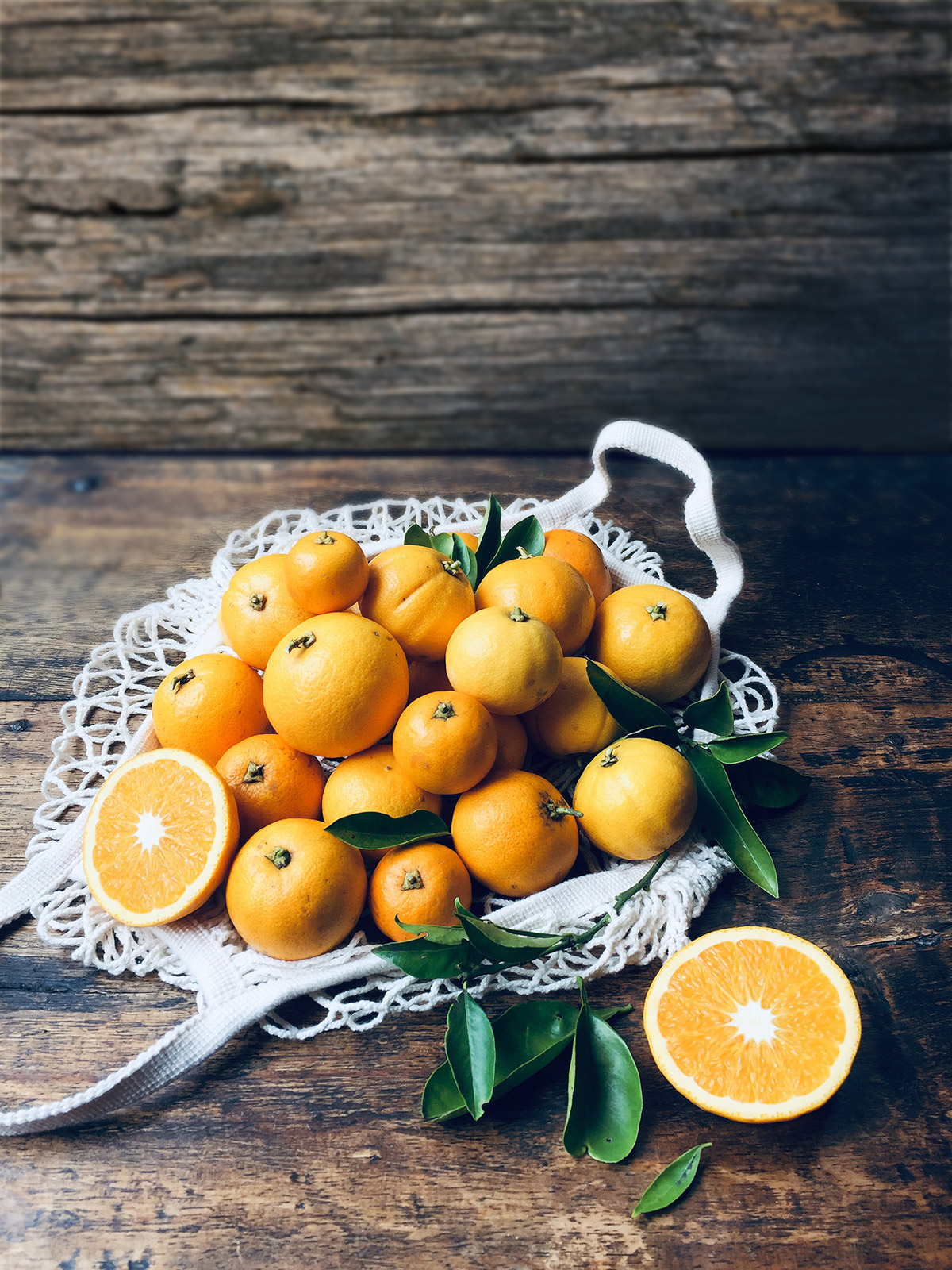 Fotografía de naranjas miniaturas, estilo dark and moody - Kumquats