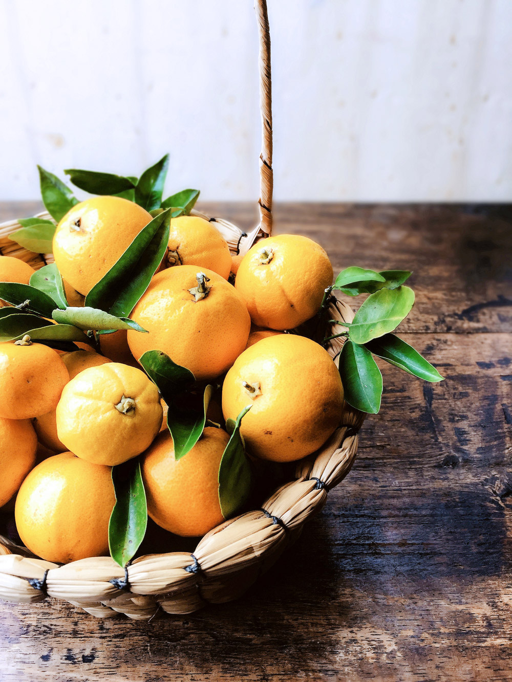 Fotografía de de naranjas miniaturas en canasta - Kumquats