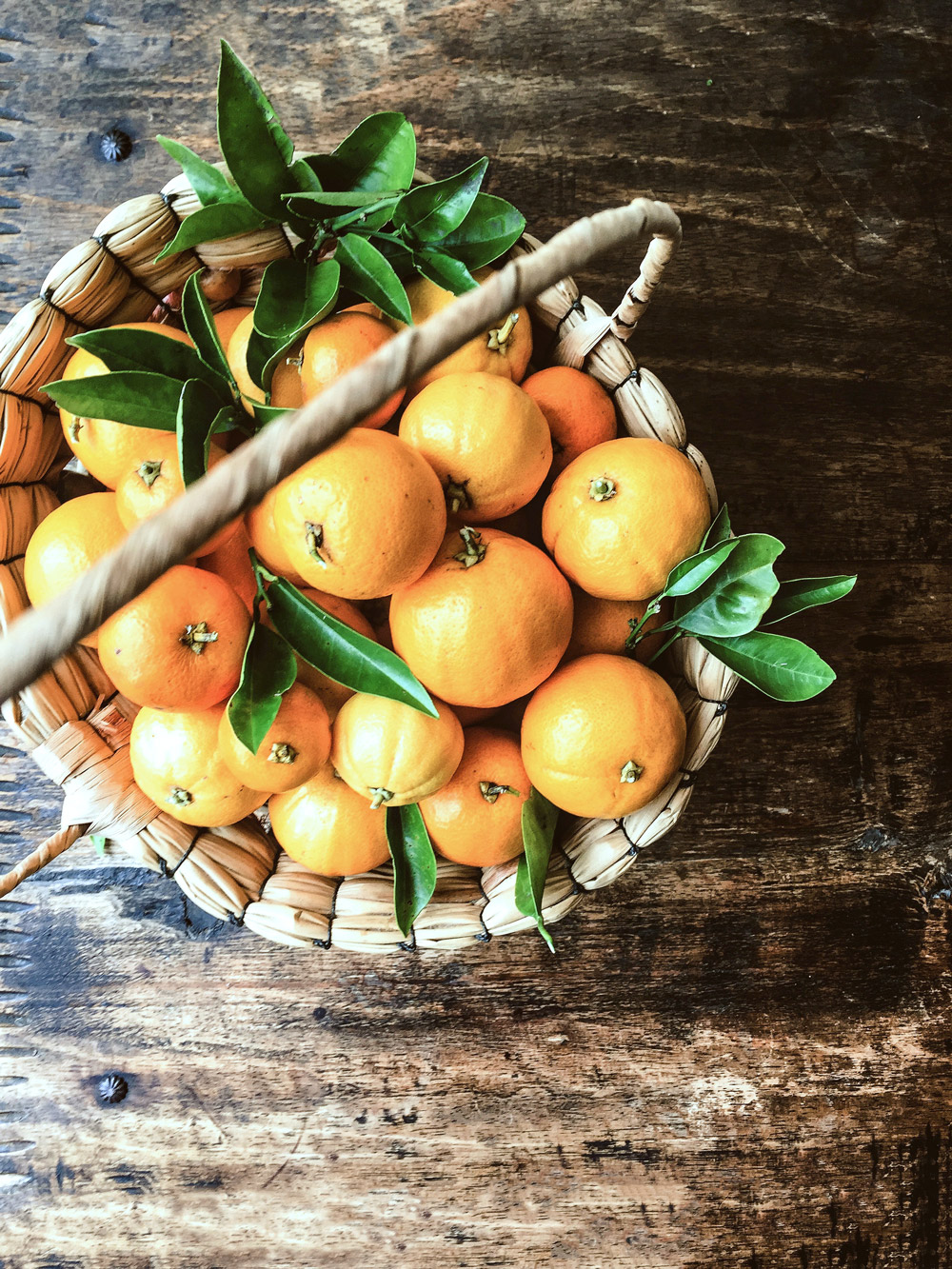 Fotografía de de naranjas miniaturas en canasta - Kumquats