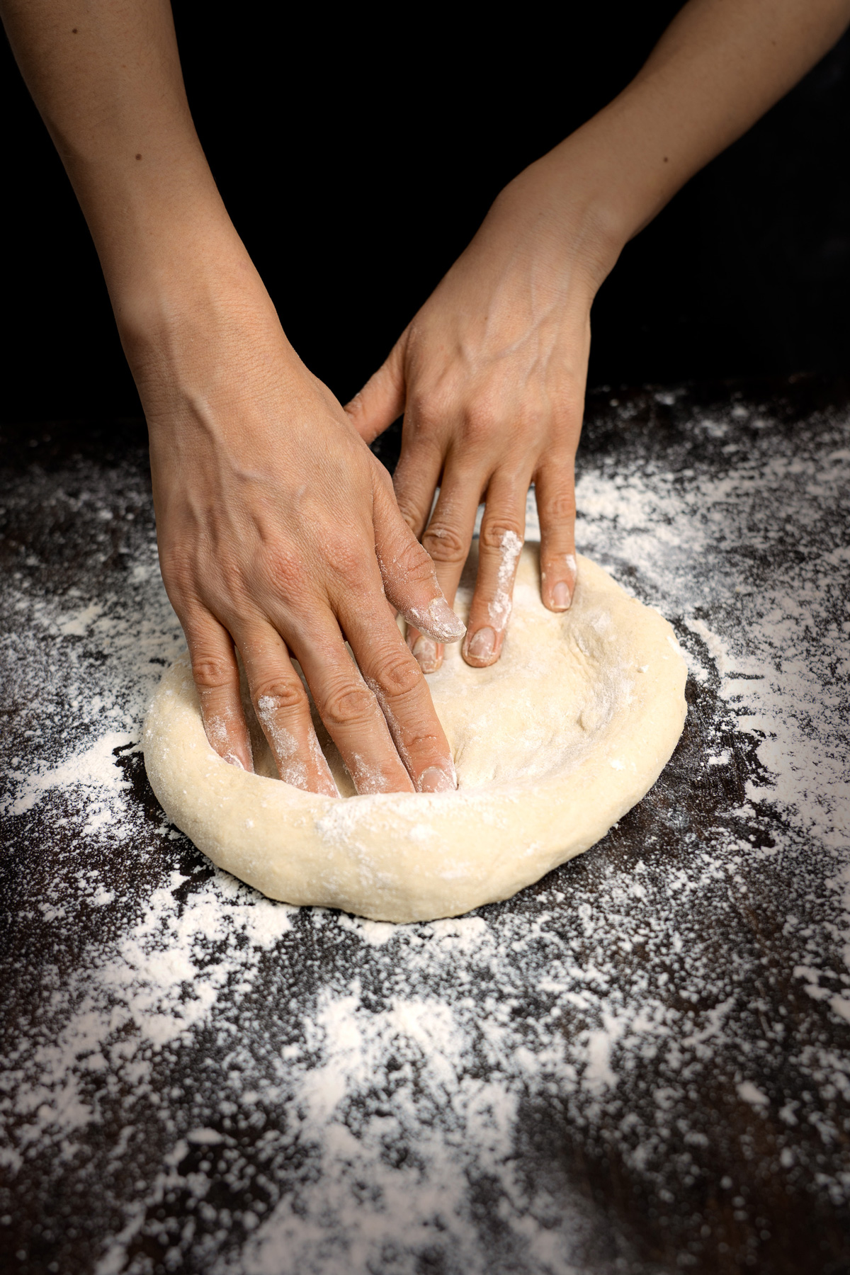 Fotografía de proceso de elaboración de masa para pizza
