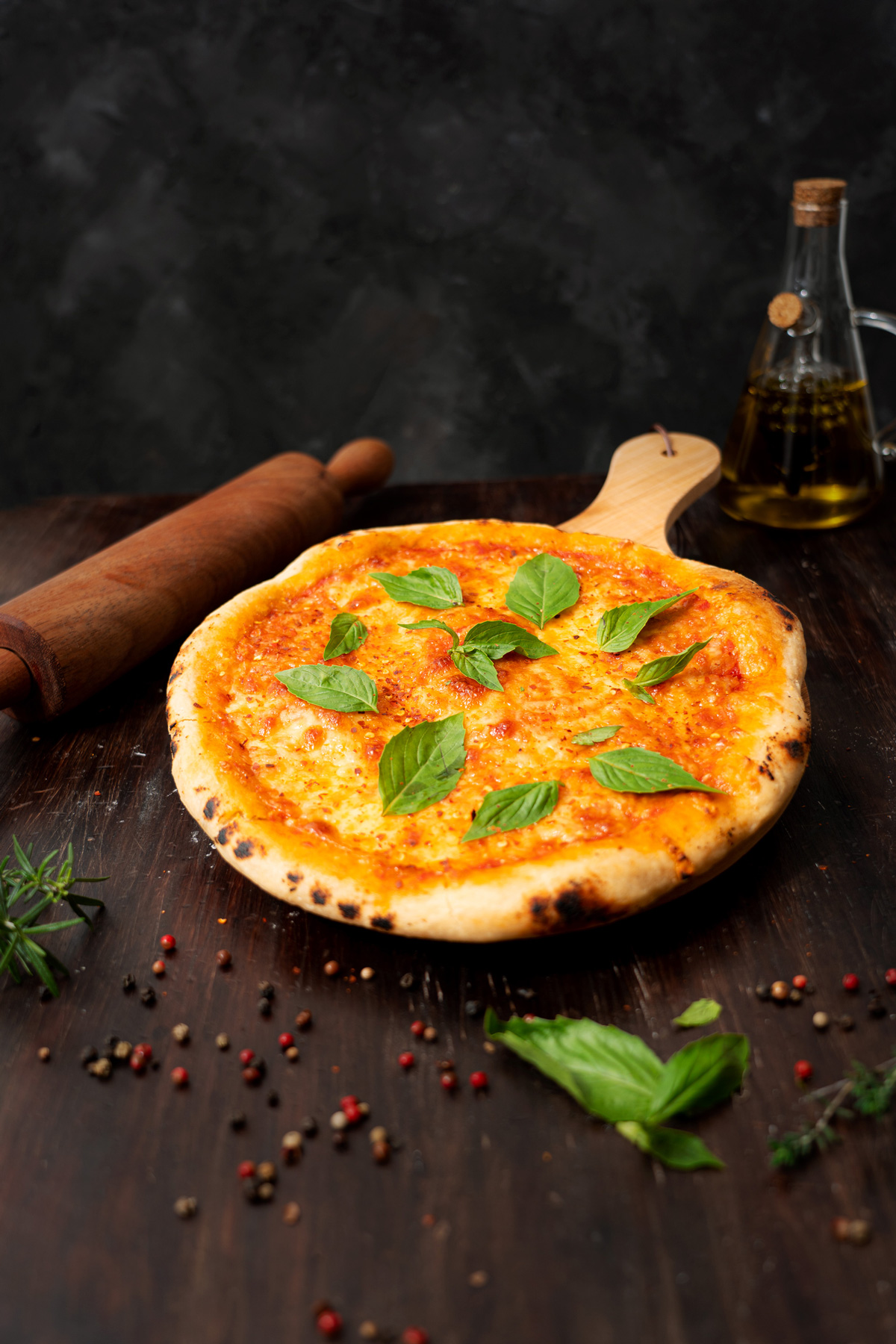 Fotografía de pizza napolitana, estilo dark and moody