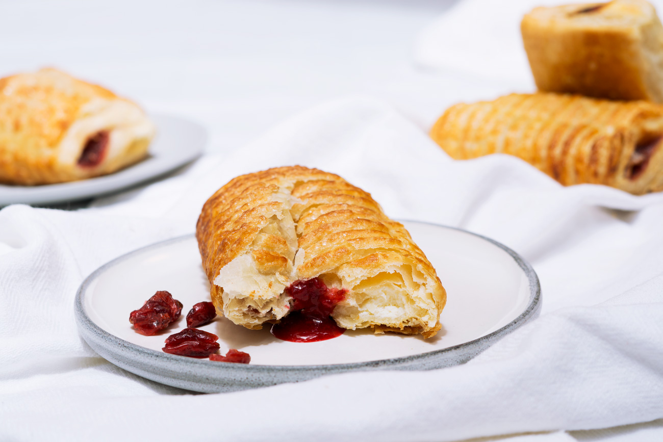 Fotografía de rollo de hojaldre con relleno de cheesecake