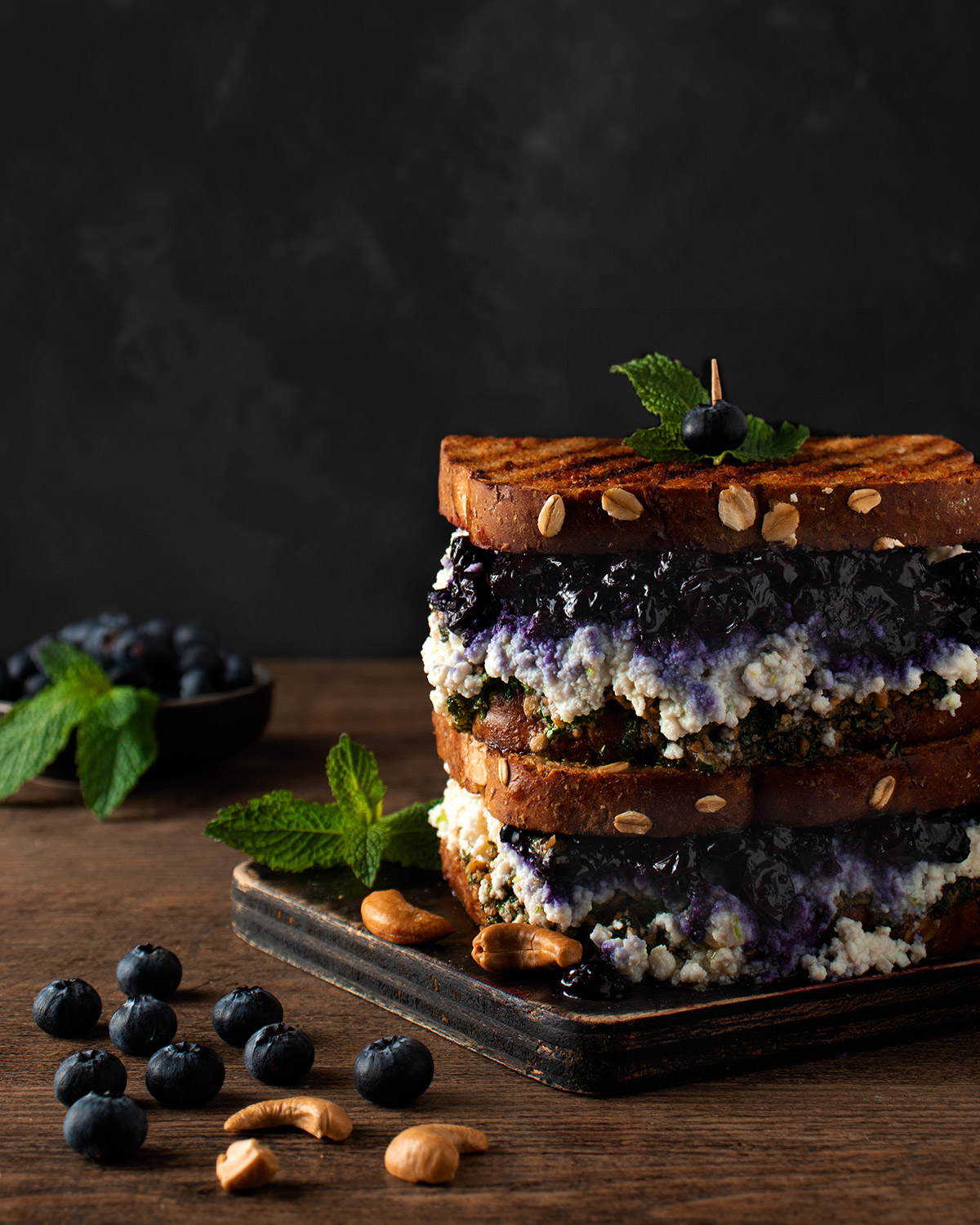 Fotografía de Sanduche de ricotta, pesto de yerbabuena y compota de arándanos