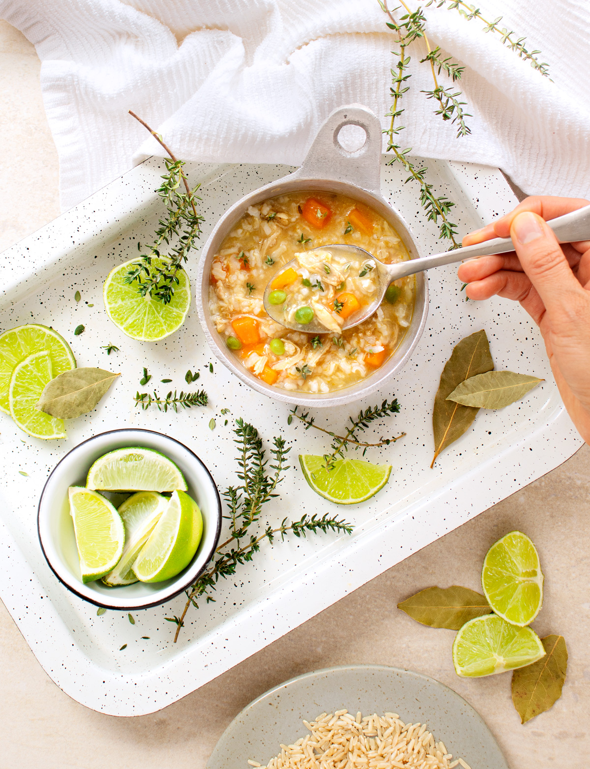 Fotografía de sopa de arroz con pollo