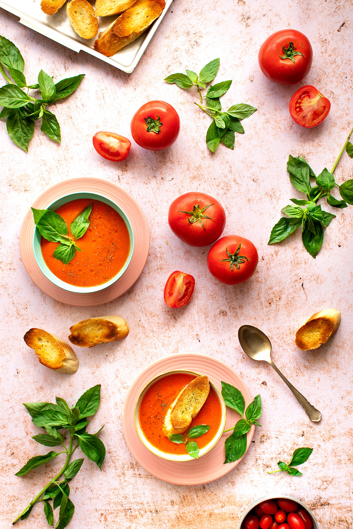 Fotografía de sopa de tomate con pan tostado y albahaca