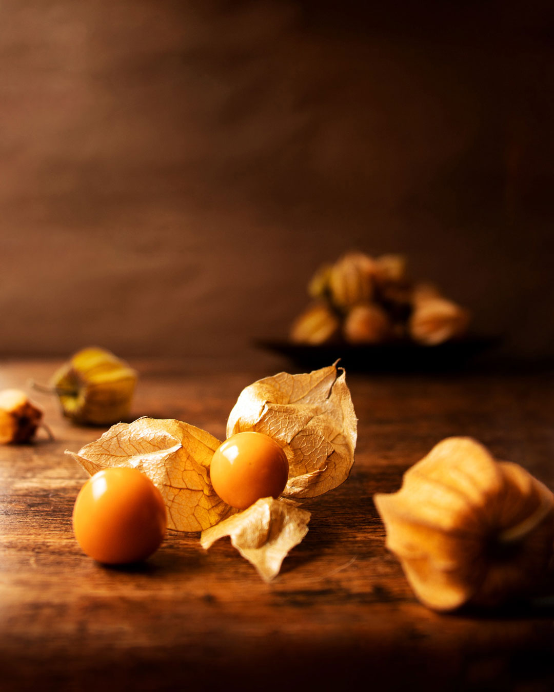 Fotografía de uchuvas, estilo dark and moody - Estudio de Luz