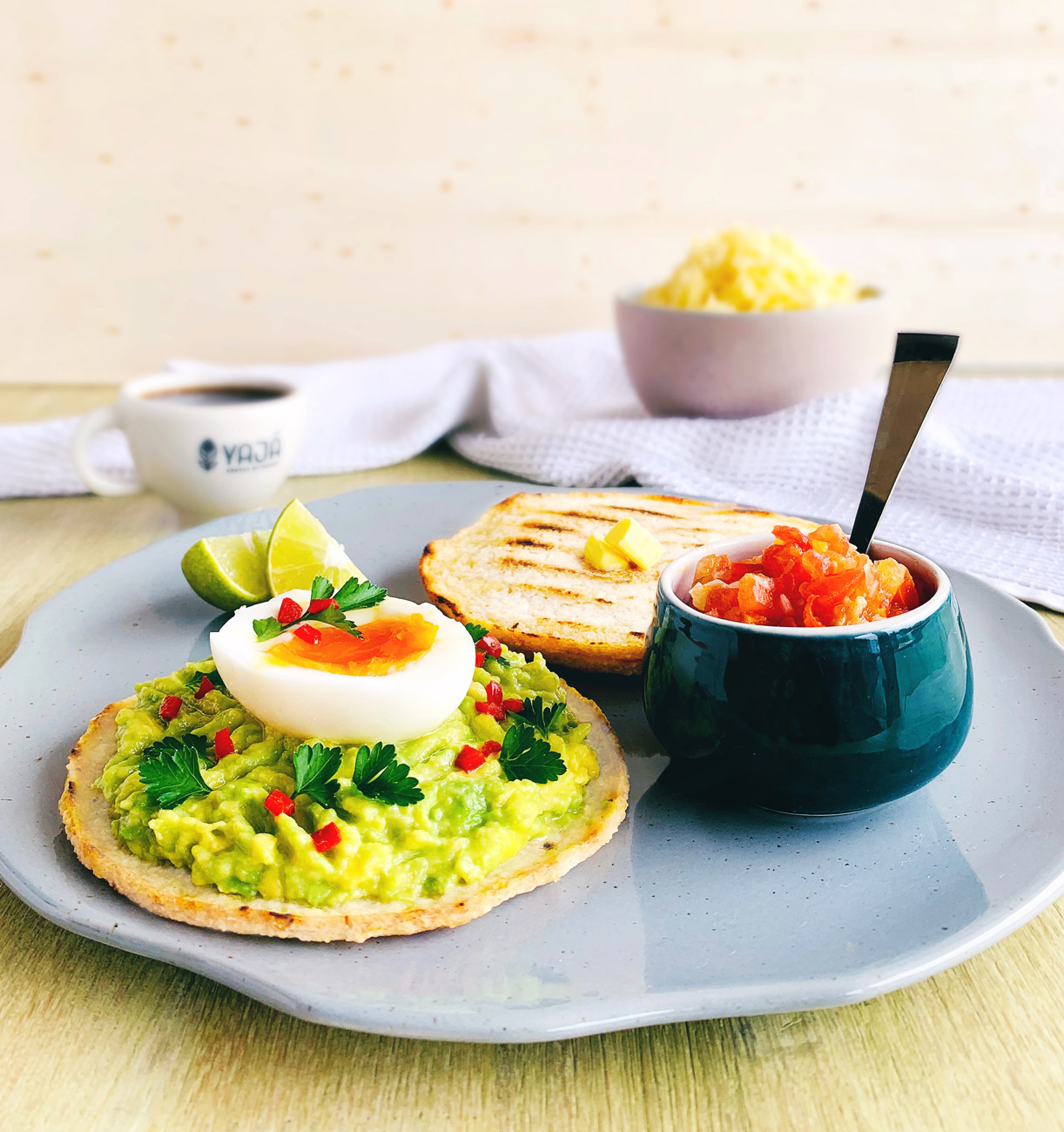 Fotografía de arepas paisas con mantequilla y aguacate