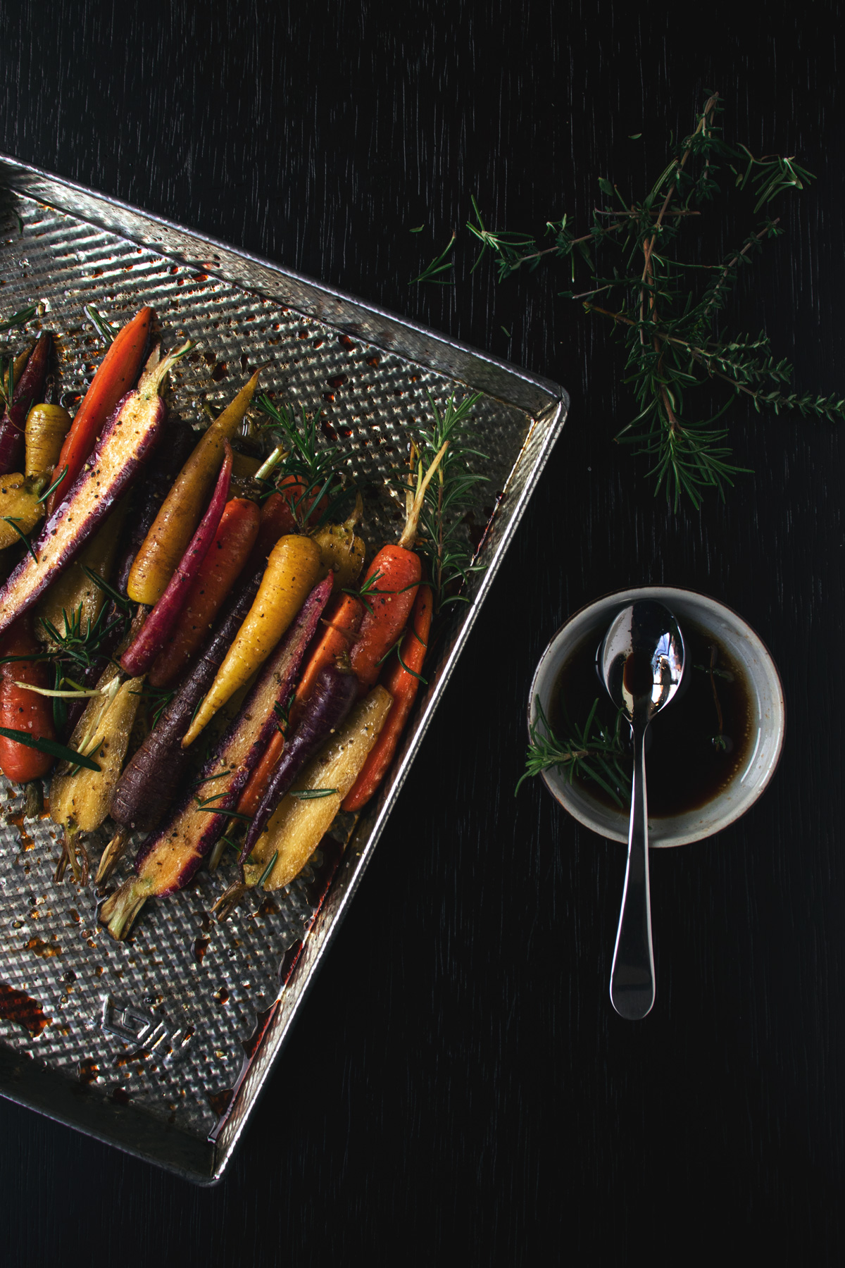Fotografía de preparación de zanahorias multicolor rostizadas