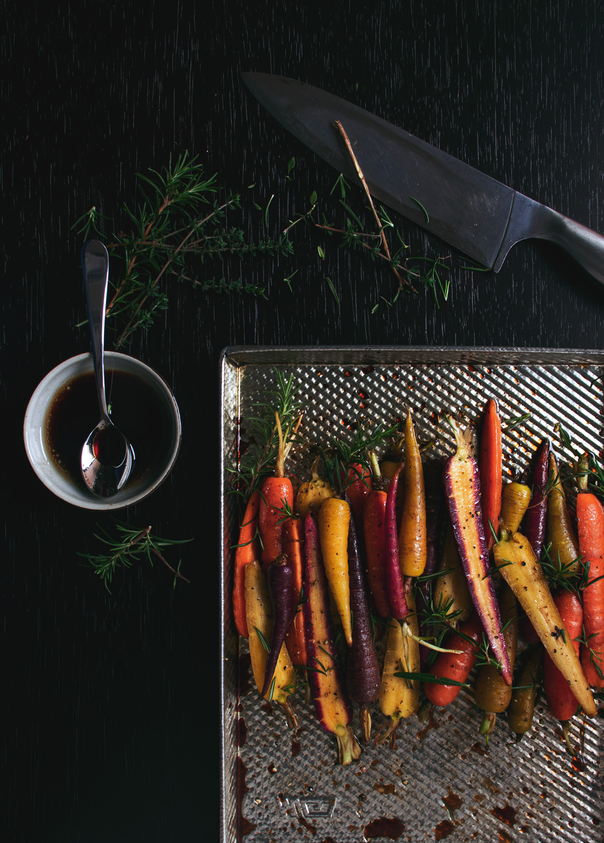 Fotografía de preparación de zanahorias multicolor rostizadas