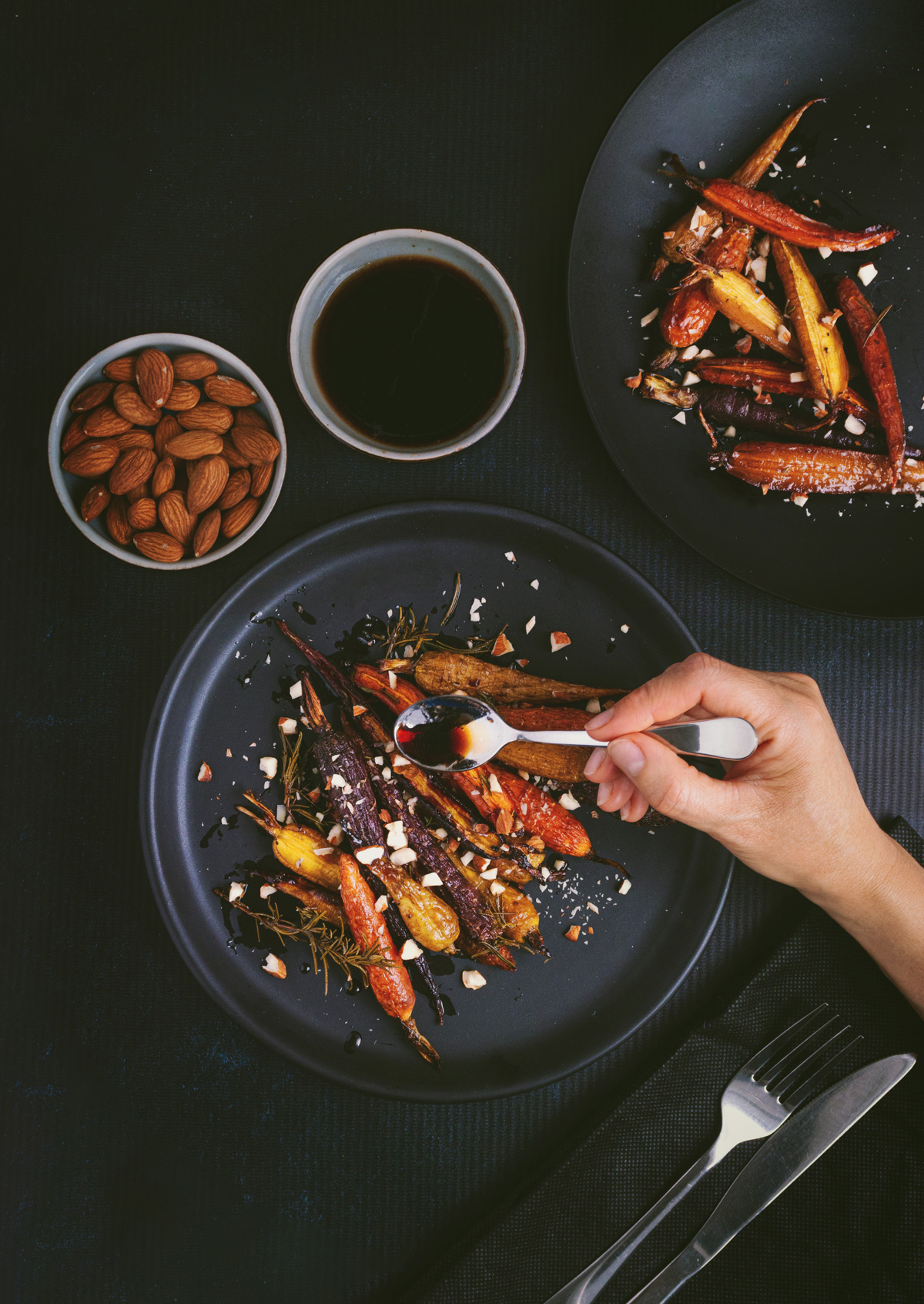 Fotografía de zanahorias multicolor rostizadas con vinagre balsámico